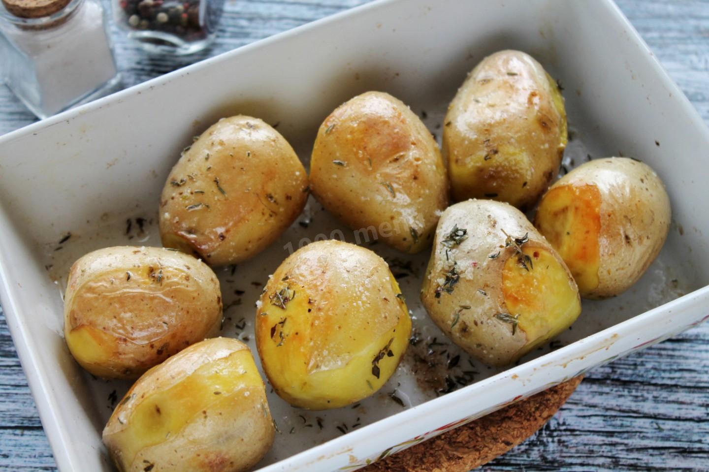 Рецепты целой картошки в духовке. Запеченный молодой картофель. Картофель маленький запеченный в духовке целиком. Картофель молодой запеченный в духовке целиком. Молодой картофель запечённый в духовке.