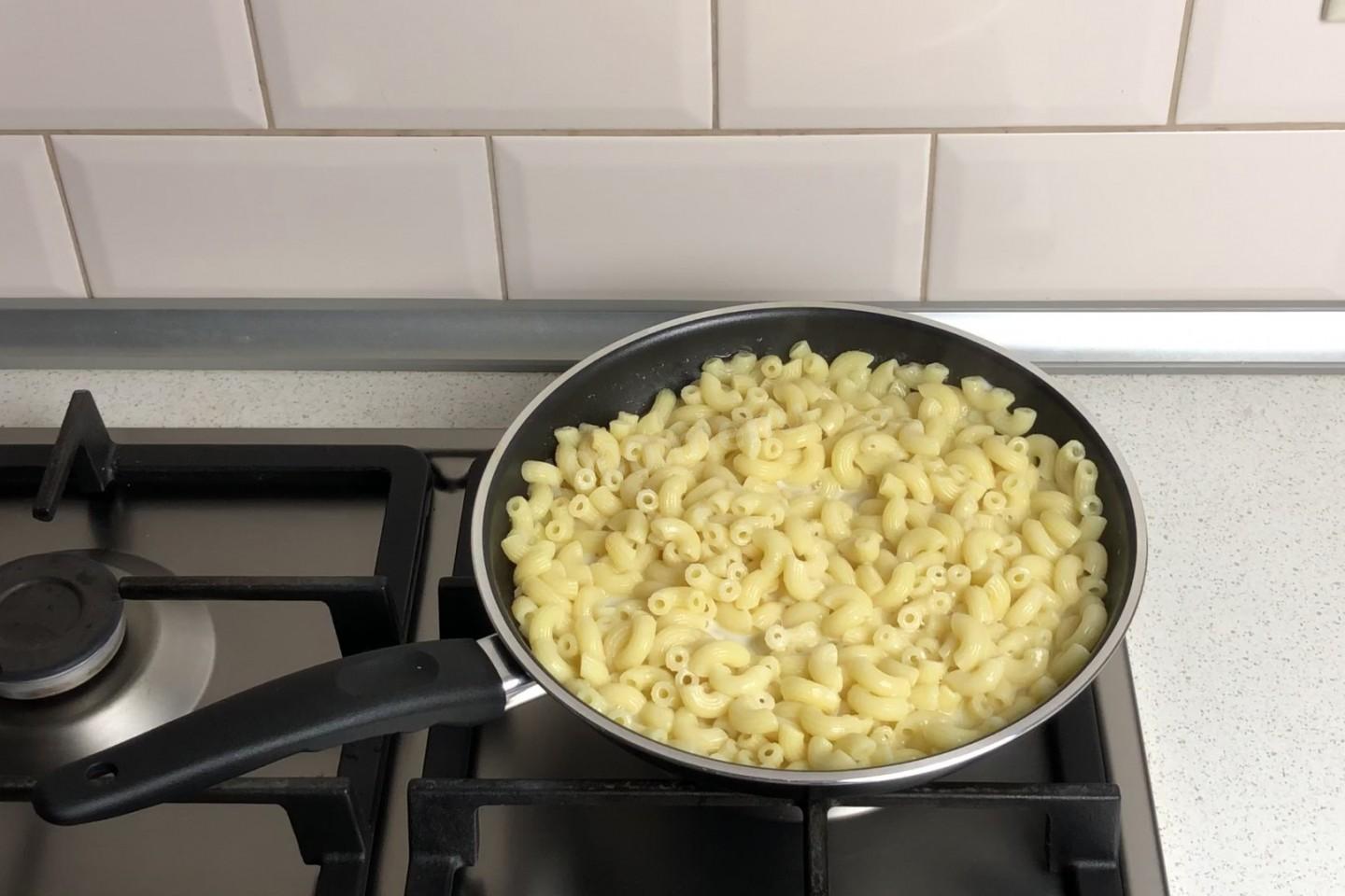 Как сделать макароны с сыром на сковороде