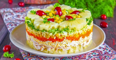 Салат с копченой курицей, ананасом, сыром и кукурузой