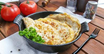 Лаваш с яйцом на сковороде