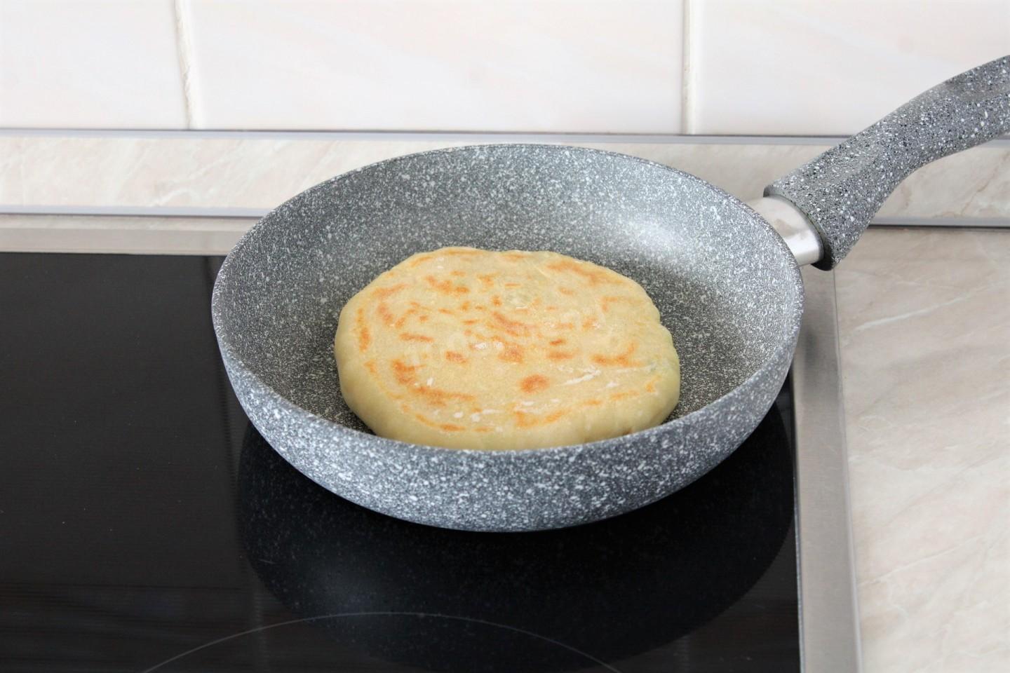 Хлеб на кефире на сковороде быстро. Поджарить сыр на сковороде. Тертый сыр на сковороде. Как перевернуть лепешку на сковороде. Как сделать лепёшки на сковороде у которых края поднимаются как чаши.