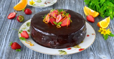 Шоколадный торт с клубникой и апельсиновой цедрой