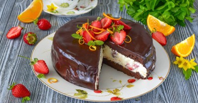 Шоколадный торт с клубникой и апельсиновой цедрой