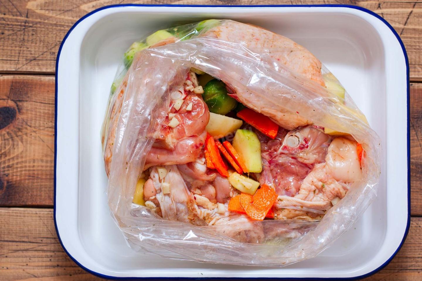 Овощи в рукаве для запекания с курицей. Курица с овощами в духовке в рукаве. Курица запечённая с овощами в рукаве. Овощи с курицей в рукаве для запекания в духовке. Курица с овощами в пакете для запекания.