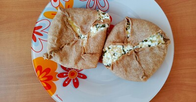 слоёный пирожок с творогом, сыром и зеленью