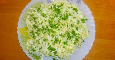 Салат из китайской капусты и малосольных огурцов