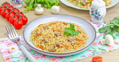 Рис с грибами и соевым соусом на сковороде