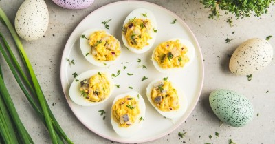 Яйца фаршированные луком и сельдью с фото