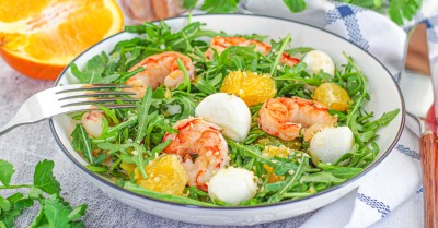Салат с креветками рукколой и апельсином