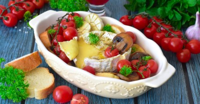 Сыр бри с багетом и помидорами в духовке