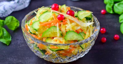 Салат витаминный из свежей капусты моркови и огурцов
