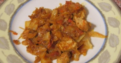 Тушеная квашеная капуста с говядиной, помидорами и луком