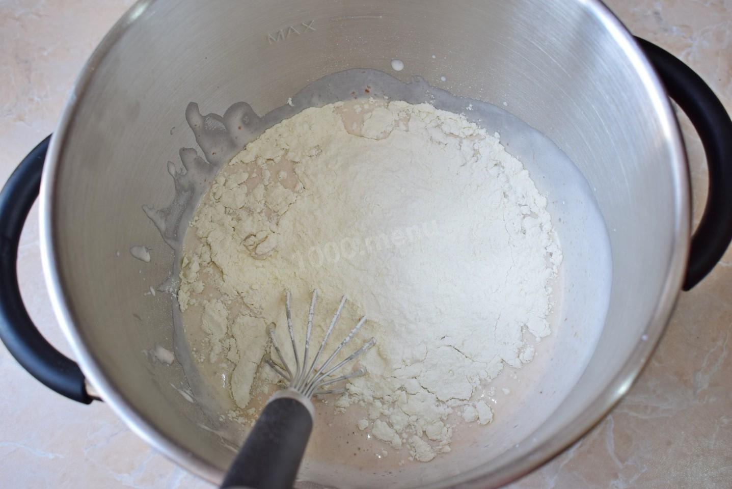 Больше муки тесто. Тесто вмешать. Вязкое тесто. Как выглядит вязкое тесто. Как поднять тесто для дрожжей на воздухе.