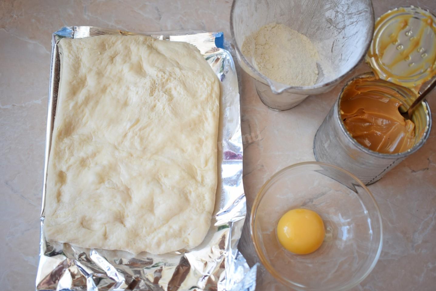 Приготовить тесто из сгущенки. Яичное тесто. Слоёное тесто со сгущенкой. Тонкое яичное тесто. Слоеное тесто и вареная сгущенка.