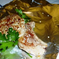 Свиная корейка на кости в фольге с соевым соусом