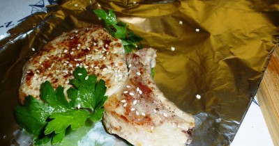 Свиная корейка на кости в фольге с соевым соусом