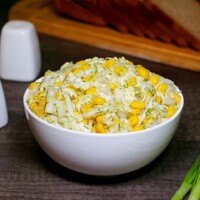 Салат из пекинской капусты с оливковым маслом и кукурузой