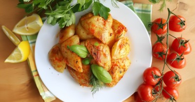 Молодая картошка в духовке дольками