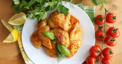 Молодая картошка в духовке дольками