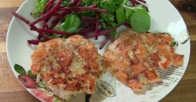 Лососевые котлеты с луком и майонезом