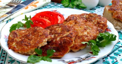 Свинина по-албански с луком и сметаной