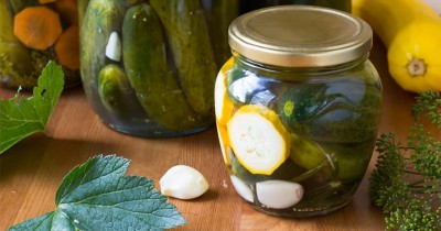 Маринованные огурцы с молодыми кабачками и морковью