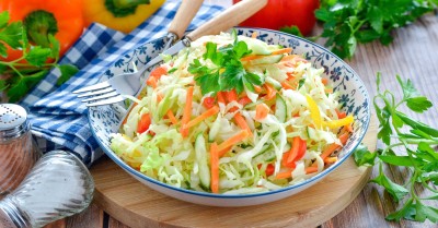 Салат витаминный с капустой и подсолнечным маслом
