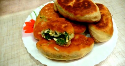 Жареные пирожки с зеленым луком рисом и яйцом