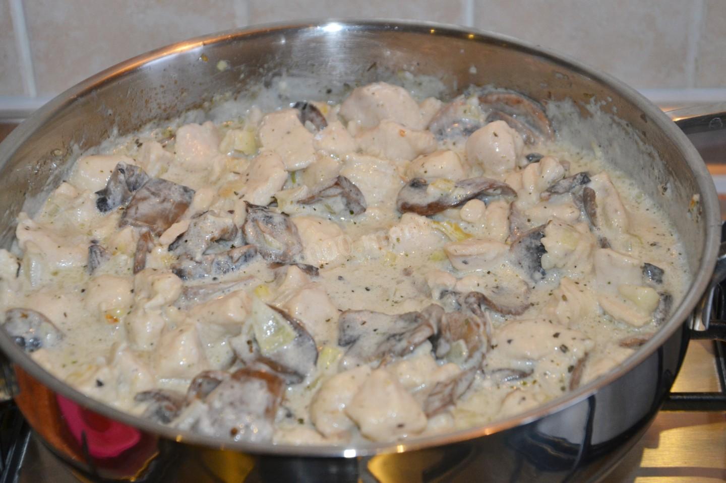 Курица с грибами в сметанном соусе на сковороде