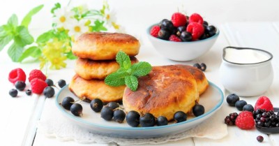 Простые сырники из творога с яйцом на сковороде