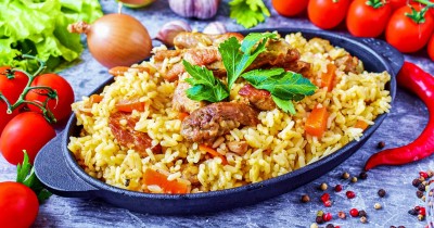 Рассыпчатый плов со свининой в сковороде