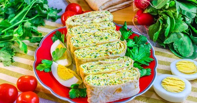 Как заворачивать рулет из лаваша