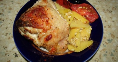 Куриные бедрышки с картошкой в кефире