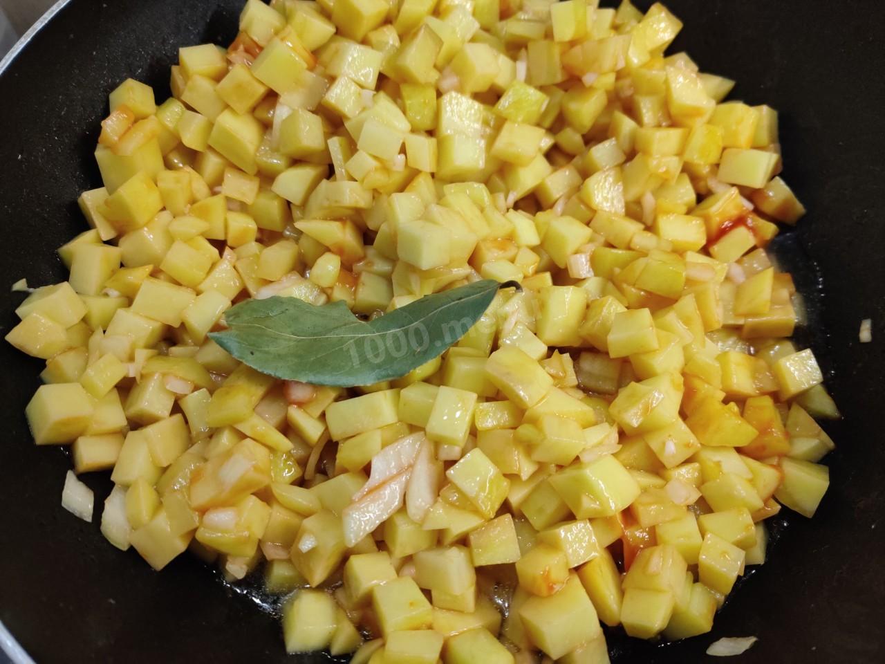 Картошка с лаврушкой на сковороде. Картошка на воде в сковороде. Как тушить картошку пошаговый рецепт