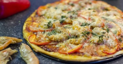 Домашняя пицца с королевскими креветками и томатной пастой