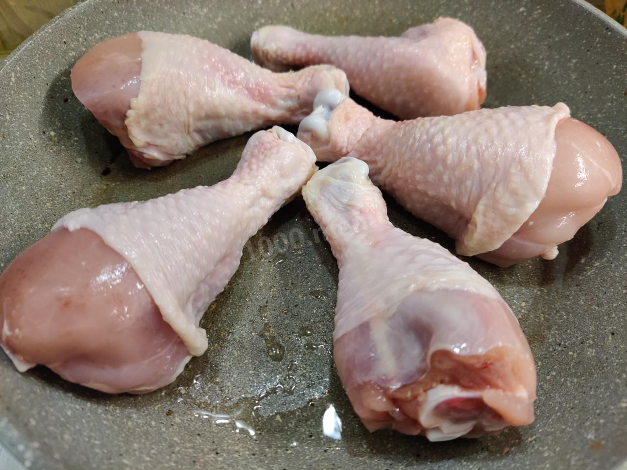 Курица между ног. Голень курицы. Голяшки куриные.