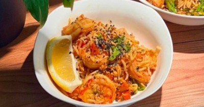 Жареный рис с королевскими креветками, имбирем и овощами