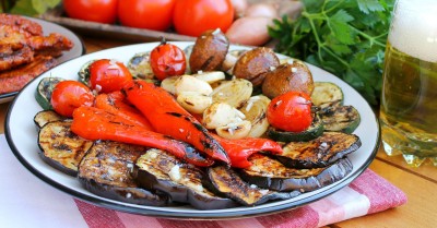 Овощи баклажаны и помидоры гриль на мангале