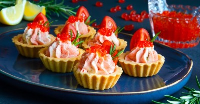 Тарталетки с сыром и чесноком с крабовыми палочками