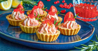 Тарталетки с сыром и чесноком с крабовыми палочками