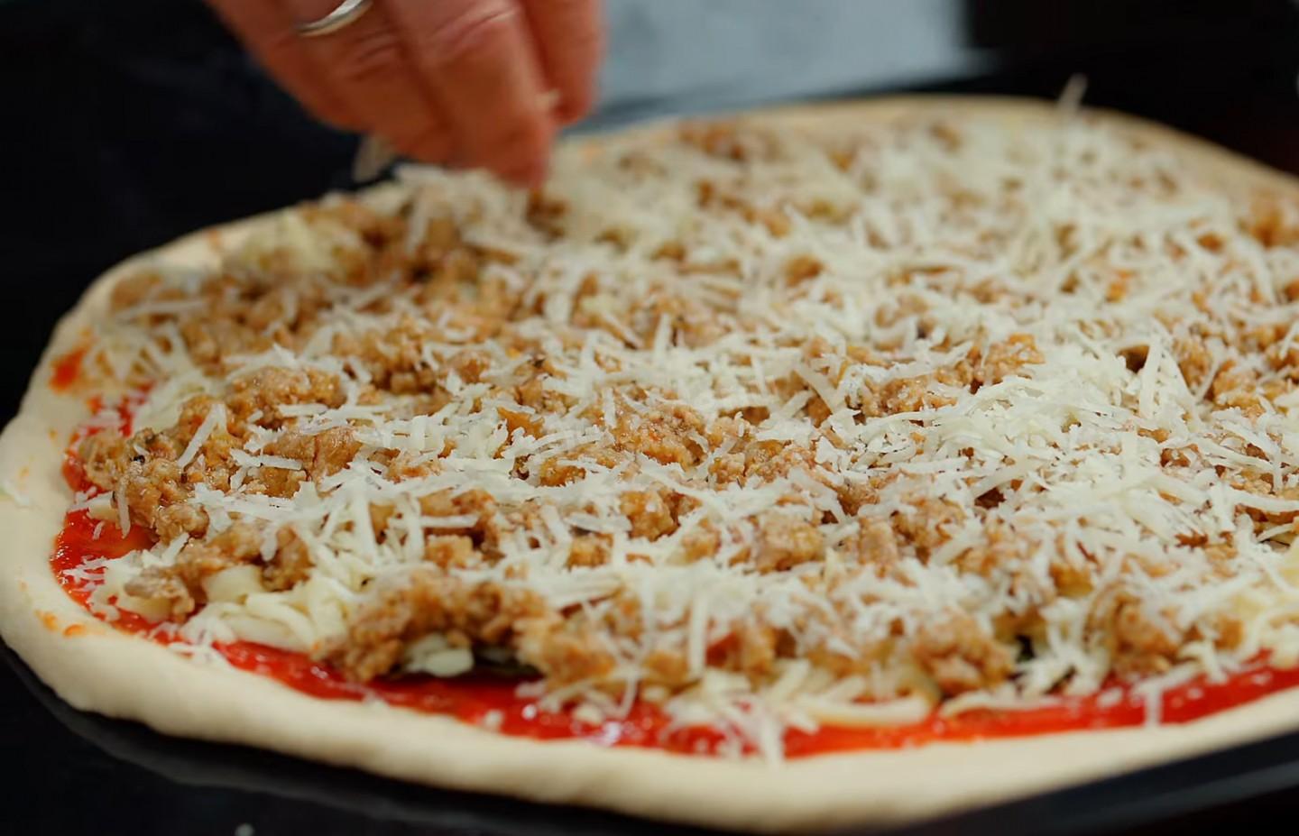Пицца вместо теста. Пицца из фарша и сыра. Вместо пиццы. Сыр в пицце сверху или снизу. Пицца с фаршем и луковым конфитюром.