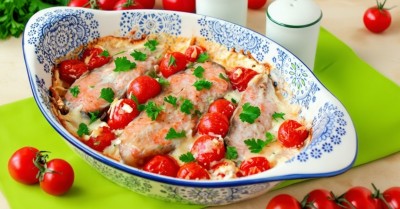 Форель с помидорами и сыром в духовке