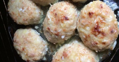 Рыбные котлеты со сливочным маслом в сухарях запеченные