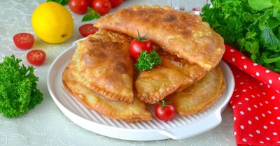 Хрустящие и сочные чебуреки из свинины