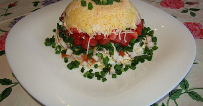 Салат Минутка из копченой курицы сырв и помидор с майонезом