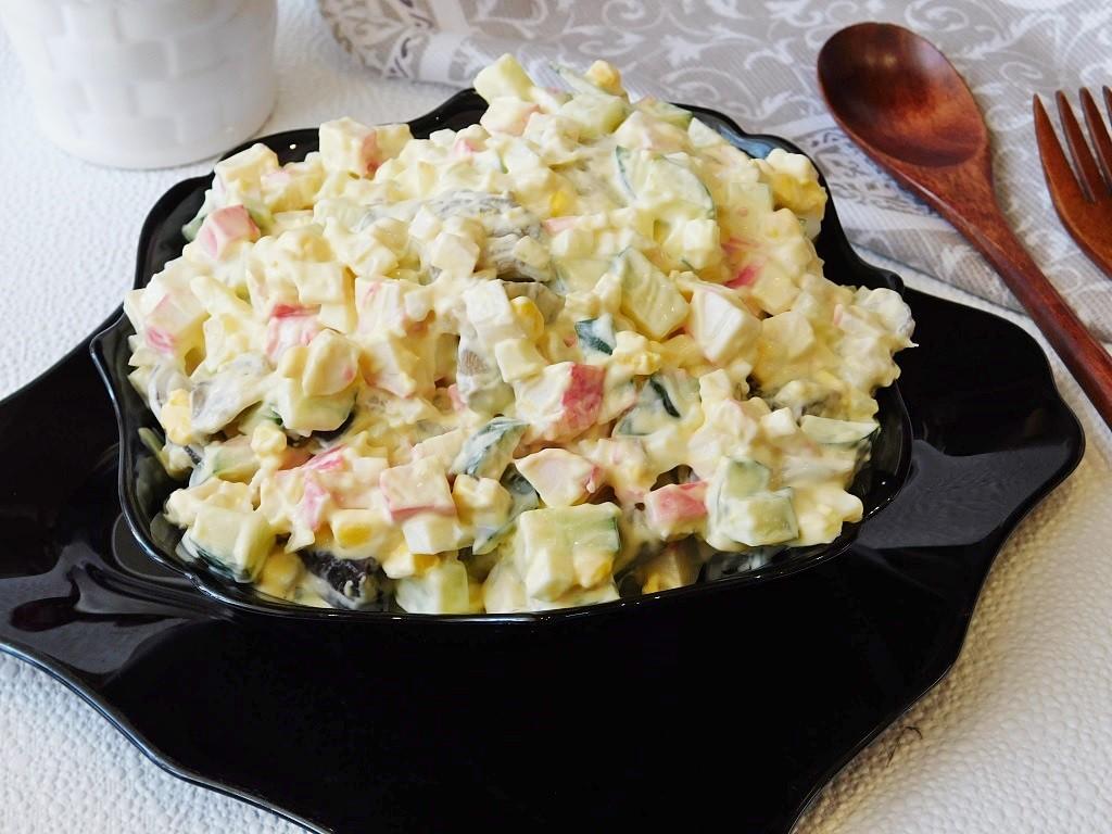 Салат с крабовыми палочками самый вкусный и простой рецепт с фото пошагово в домашних условиях