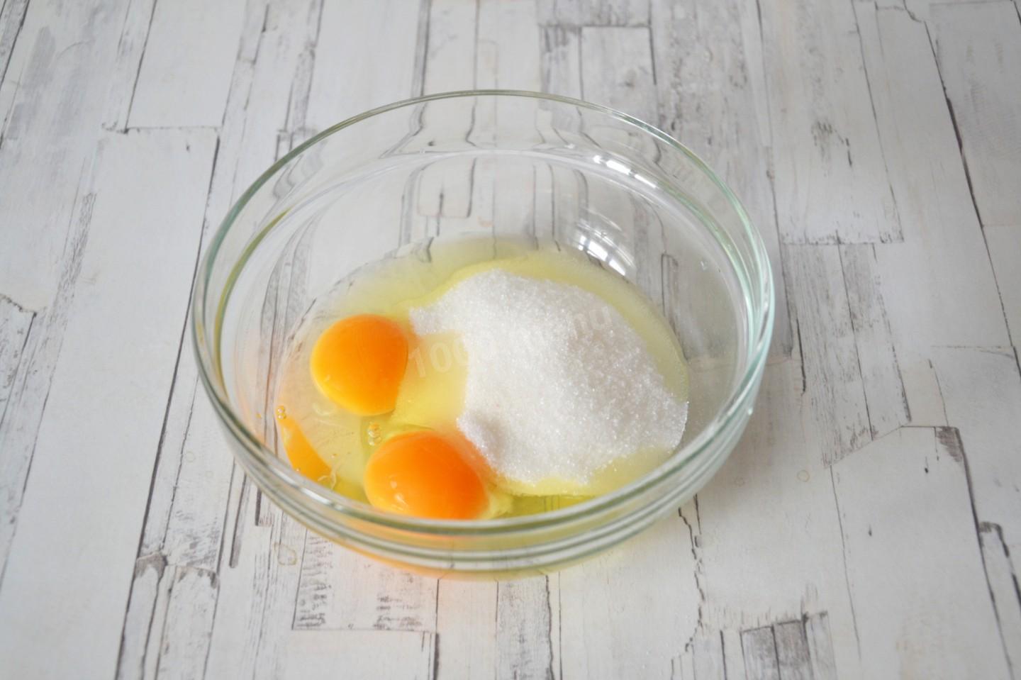 Кремовые яйца. Взбитые яйца. Взбитые яйца с сахаром. Яичные желтки взбиваются с сахаром. Яйца в миске.