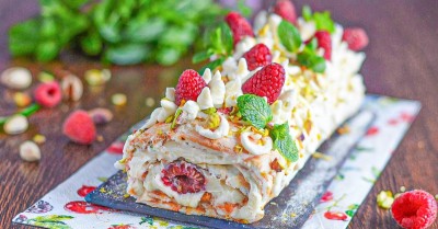 Меренговый рулет с фисташками малиной и маскарпоне