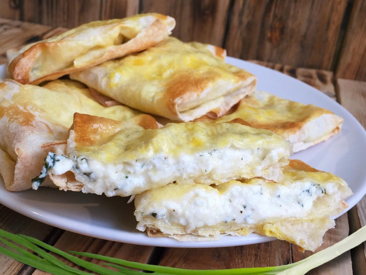 Конвертики из лаваша с сыром и колбасой в духовке рецепт с фото