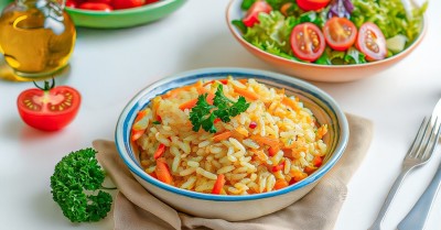 Рис на сковороде с луком и морковью